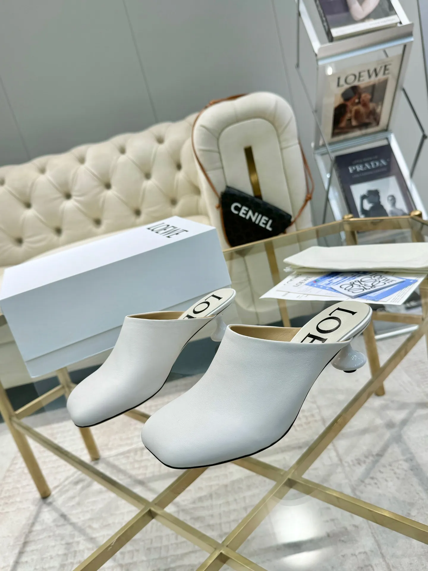 👟👟Ex-factory price 640👟👟 LOEWE‼ ️ New arrival‼ ️Imported genuine leather sole Loewe 2024/aw early spring latest catwalk color diamond series catwalk style 😘😘😘 Upper: imported super soft sheepskin lining: imported water-dyed sheepskin Outsole: original molded injection molded leather outsole Heel: original molded 1:1 Heel height: 5.5cm Size: 35-39 (40/41/42/43 custom-made, non-refundable)